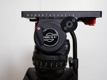 Rent: Sachtler Video 18 // CF Lock legs // Midlevel spreader