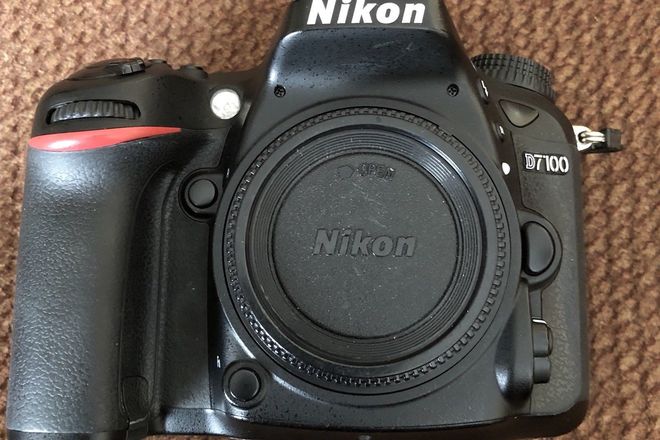 nikon d7100 body only 2 batteries and charger included