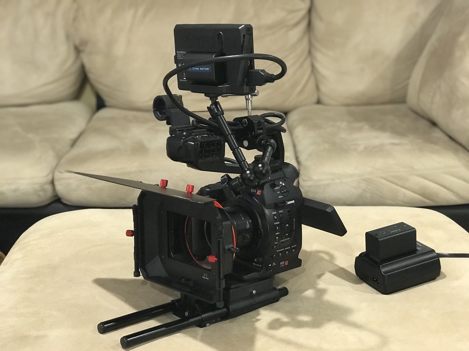 Canon EOS C100（EFマウント）バッテリー BP-955 3本付属 Amazon.com : 4400mA, 7.4V replacement Li-Ion battery for