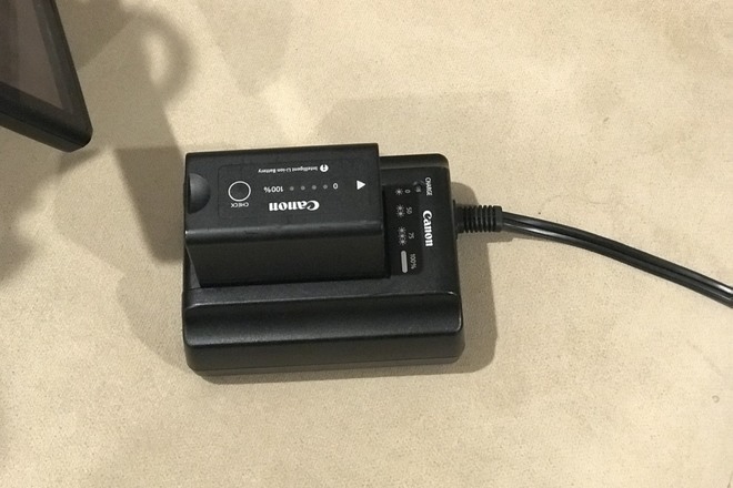 Canon EOS C100（EFマウント）バッテリー BP-955 3本付属 Amazon.com : 4400mA, 7.4V replacement Li-Ion battery for