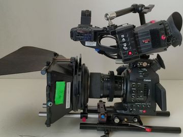 Canon C100 Cinema Camera Kit / tripod /Mic /Lens