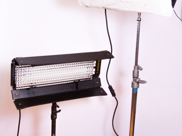 Rent: Diva 200 2 Fluorescent Light Kit with Rolling Case