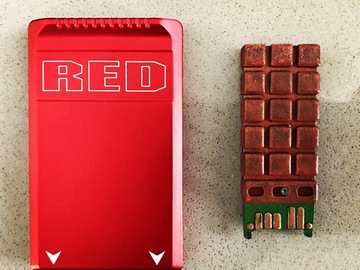 1x Red mag 512 gb with card reader