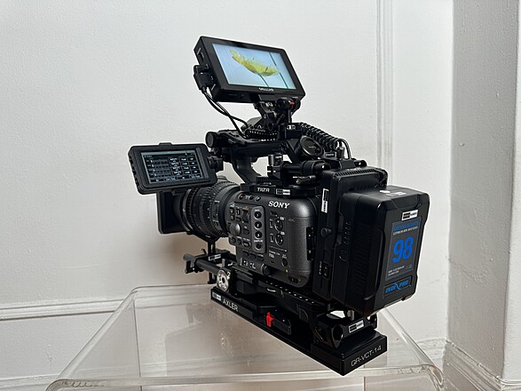 Rent a Sony FX6 + Lens Sony 28-135mm - TRIPOD CONFIGURATION