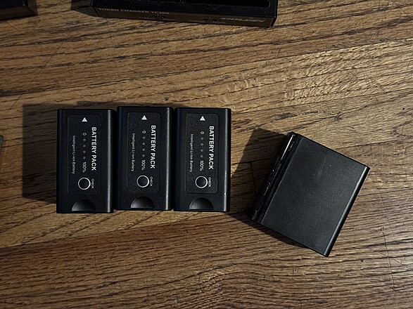 RED KOMODO バッテリー ×4 &充電器 Rent a **RED Komodo Battery Bundle** 8 Batteries + Dual Charger (4