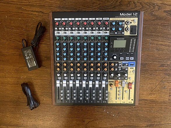 TASCAM Model12 （128GB SDカード付き） Model 12 | 12トラック レコーディングミキサー / DAWコントローラー