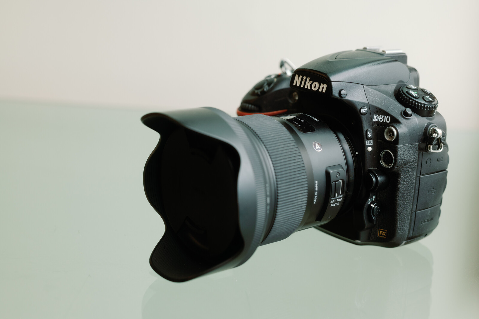 Nikon D810 純正縦グリップ付+ SIGMA ART 35mm Sigma 35mm Art @ f/1.4 on the Nikon D810 (very, very short