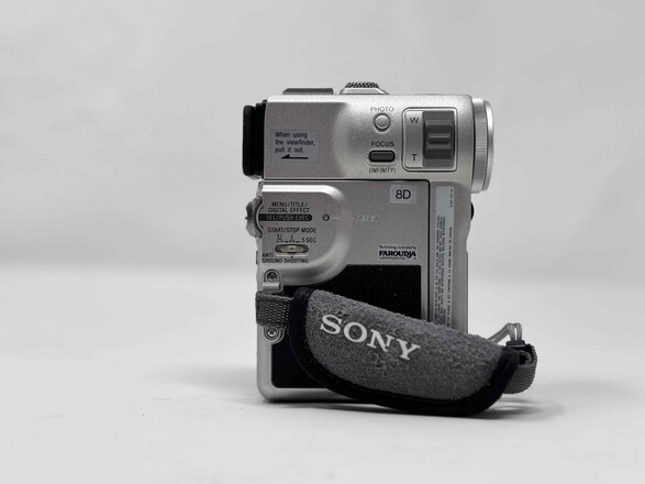 Sony DCR-PC1 mini-DV ビデオカメラ　HANDYCAM Sony DCR-PC1 Handycam Mini DV NTSC Digital Video Camera
