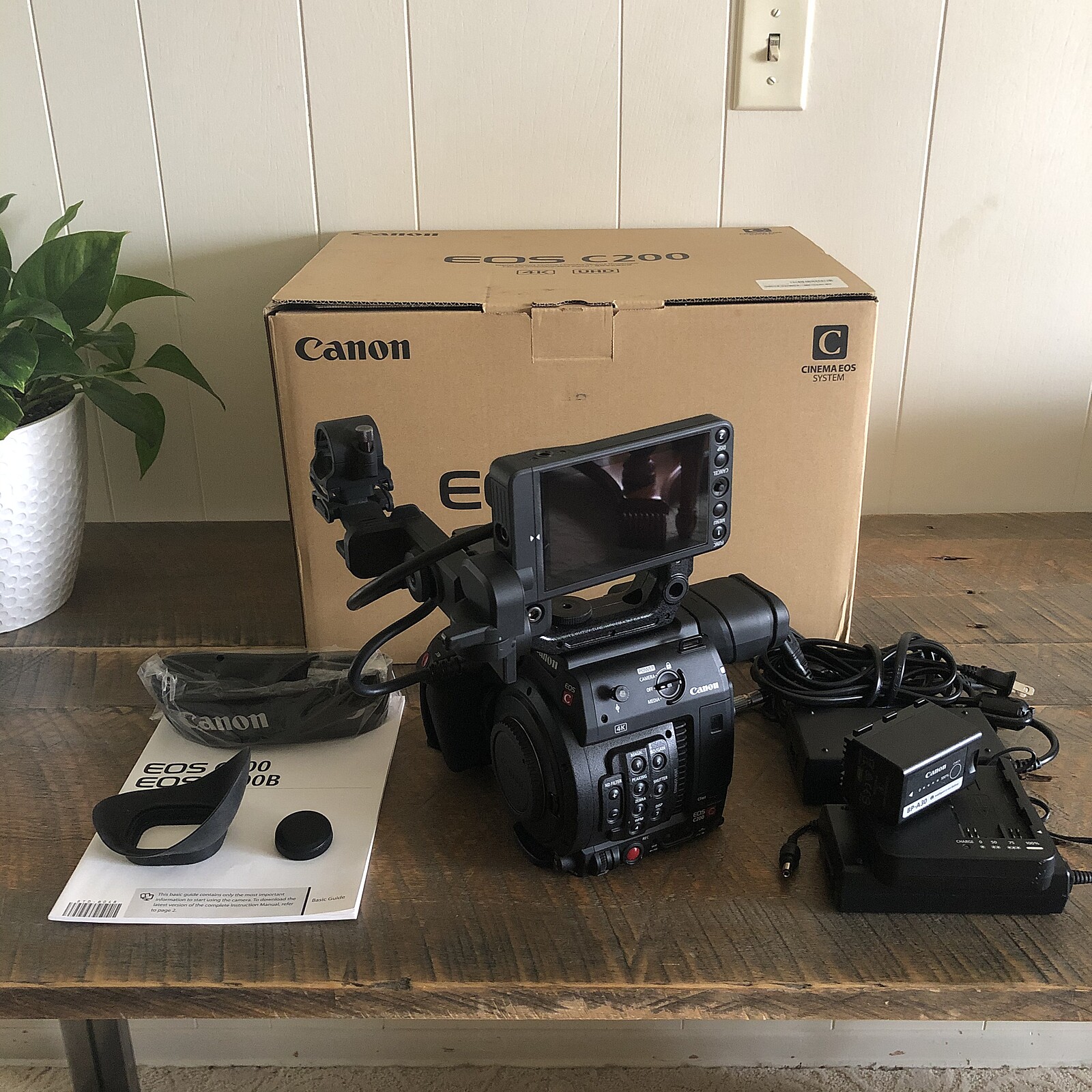 CANON EOS C200 シネマカメラ 付属品あり 関東圏での手渡し相談可