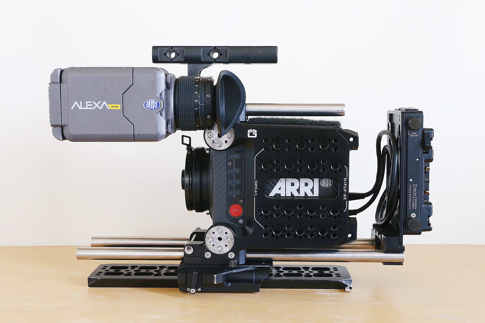 Rent a Arri Alexa Mini / OConnor 1040 Tripod / EVF / 4x 256GB / 4x